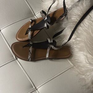 Old Navy Black and Tan Women's Sandals